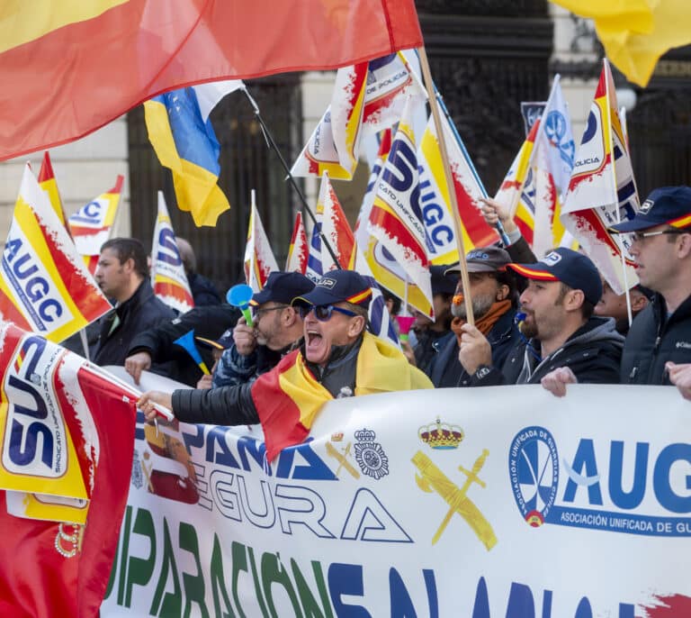 Miles de policías y guardias civiles protestan en Madrid contra la "discriminación" del Gobierno