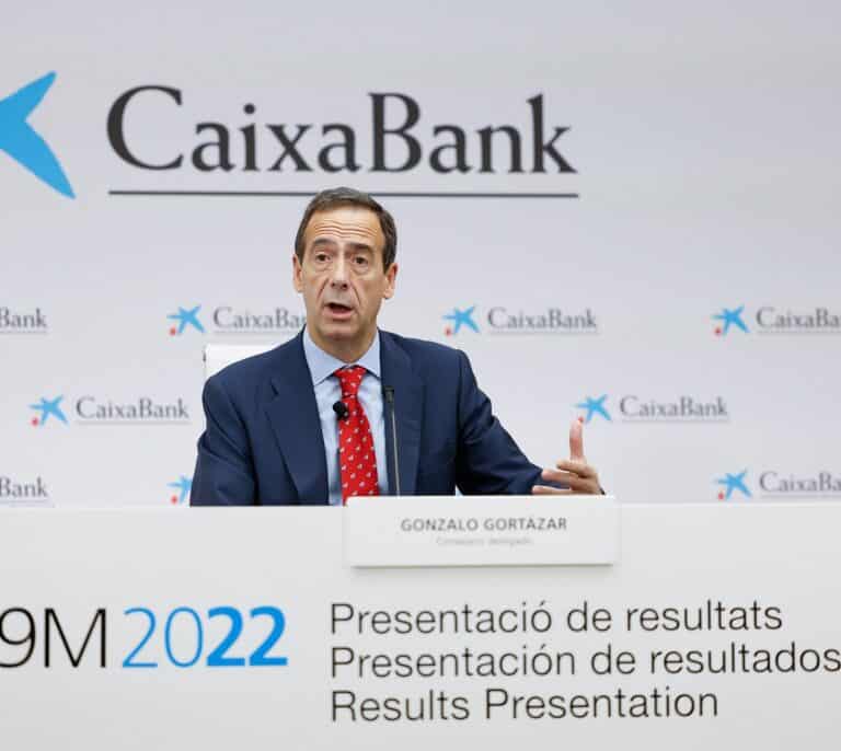 CaixaBank gana 855 millones de euros, un 21,1% más a pesar del impuesto