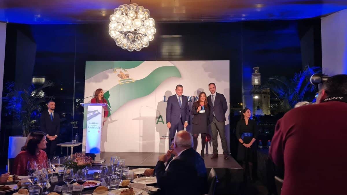 La directora de Marketing, Comunicación y Sostenibilidad de Grupo Gallo, Noemí García, recibe el premio