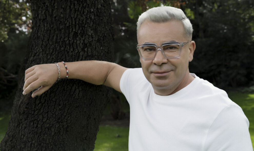 Jorge Javier Vázquez en el jardín de su casa.