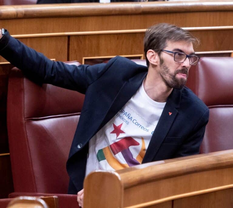 Un diputado de Izquierda Unida sube a la tribuna del Congreso con la hoz y el martillo comunista