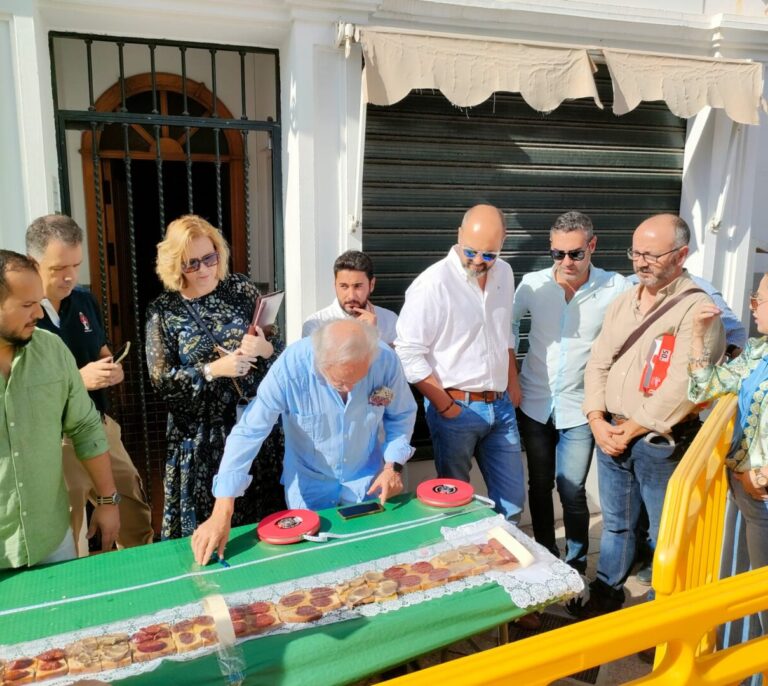 Cádiz logra el récord Guinness de la tosta ibérica más grande del mundo