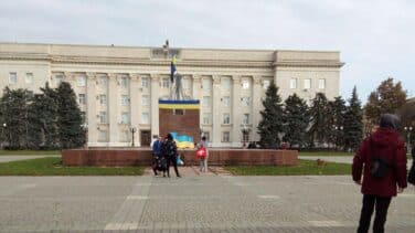 La bandera ucraniana ondea en la ciudad de Jersón