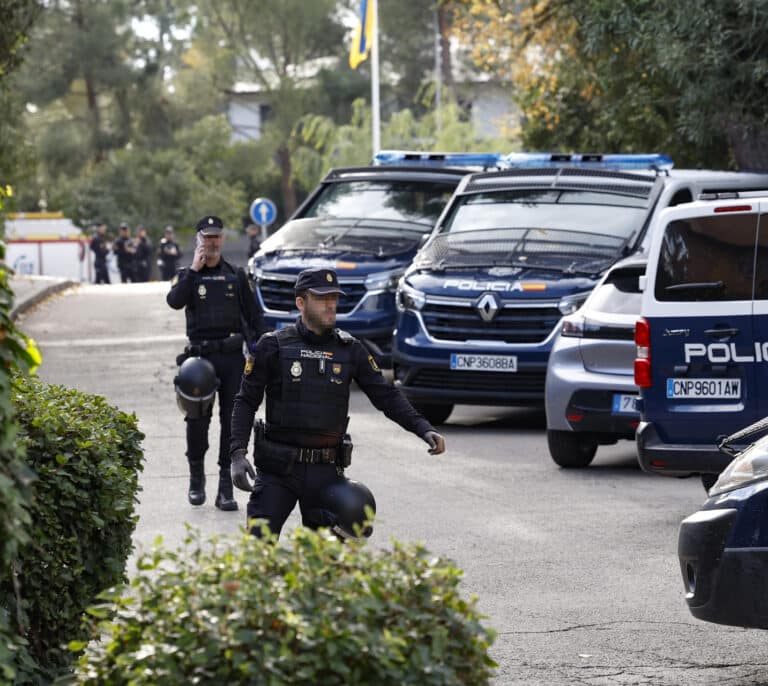 El instinto del jefe de seguridad salvó a la embajada: salida al jardín y un 'clic' a última hora