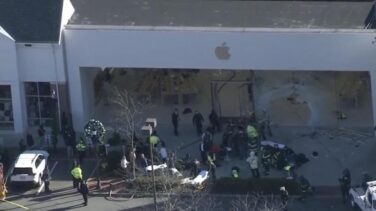Al menos un muerto y 16 heridos tras empotrarse un coche contra una tienda de Apple en Estados Unidos