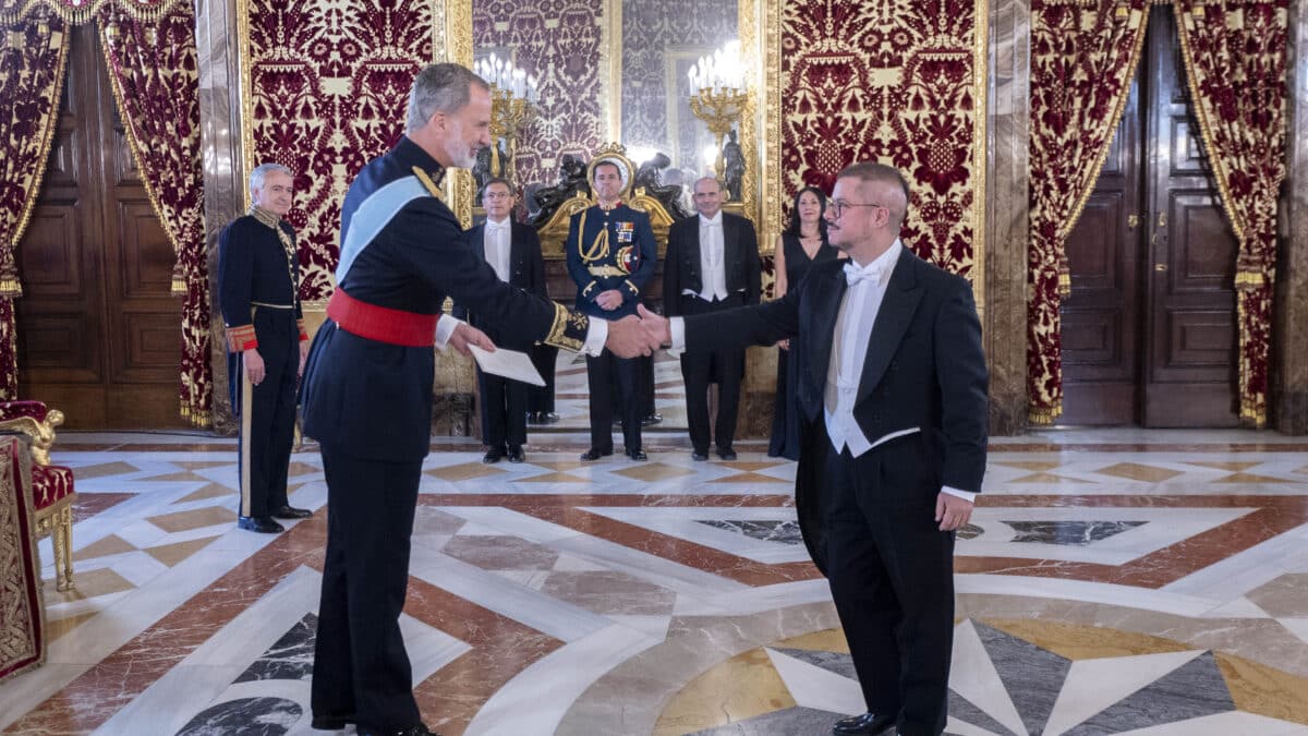 Javier Velasco saluda a Felipe VI en la recogida de credenciales del embajador de Chile en España.