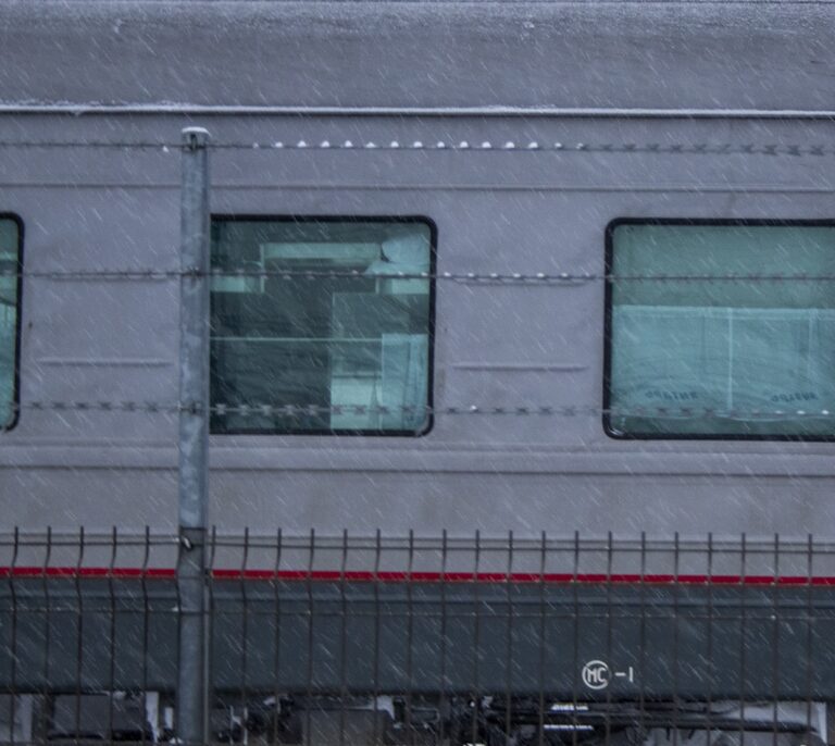 La parada del tren ruso en Lituania que desnuda los horrores de Putin