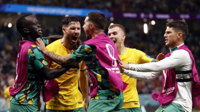 Locura 'socceroo': Australia da la gran sorpresa y deja fuera del Mundial a Dinamarca