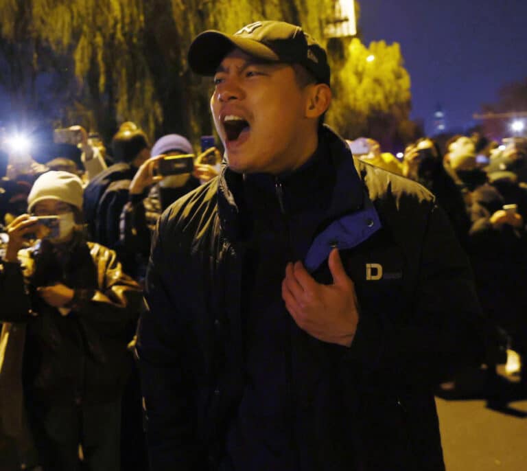 Xi afronta un desafío sin precedentes con las protestas  por el Covid cero en China