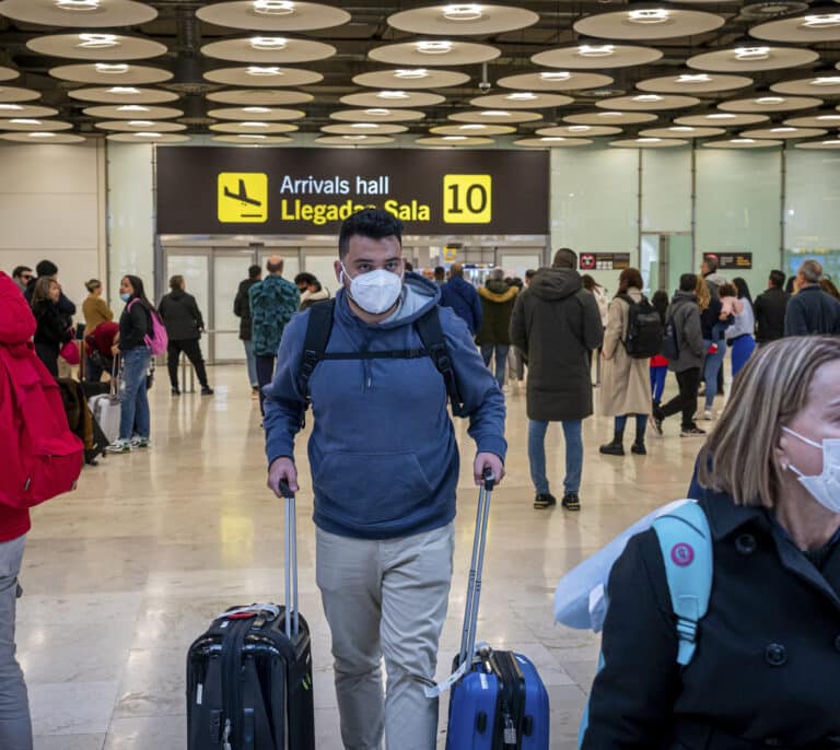 Madrid y Cataluña exigen más controles Covid en los aeropuertos