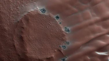 Así es el invierno en Marte: la NASA muestra imágenes de nieve en forma de cubo y paisajes helados