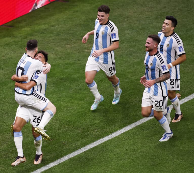 Argentina se mete en la semifinal gracias a las paradas del Dibu Martínez en los penaltis