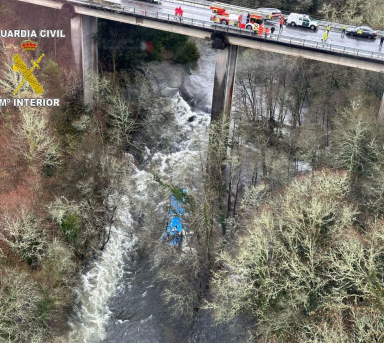 Reactivan la búsqueda en el río de Pontevedra por la sospecha de que en el autobús pudiese viajar un pasajero más