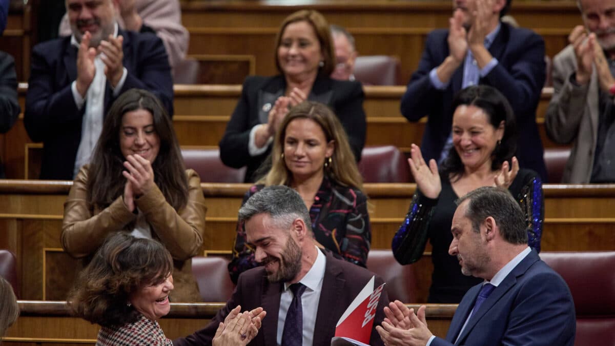 Felipe Sicilia, aplaudido por los diputados socialistas.