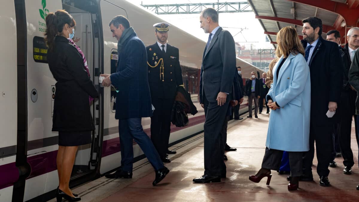 Sánchez entra por delante del Rey al tren AVE Madrid-Murcia.