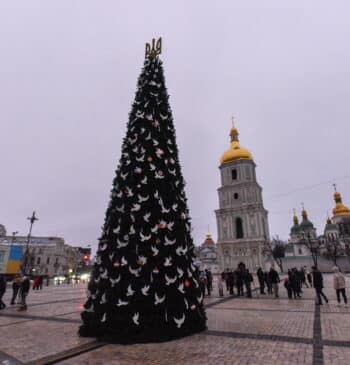 La Navidad resiste en Ucrania: Kiev planta el 'árbol de los irrompibles'