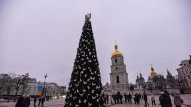 La Navidad resiste en Ucrania: Kiev planta el 'árbol de los irrompibles'