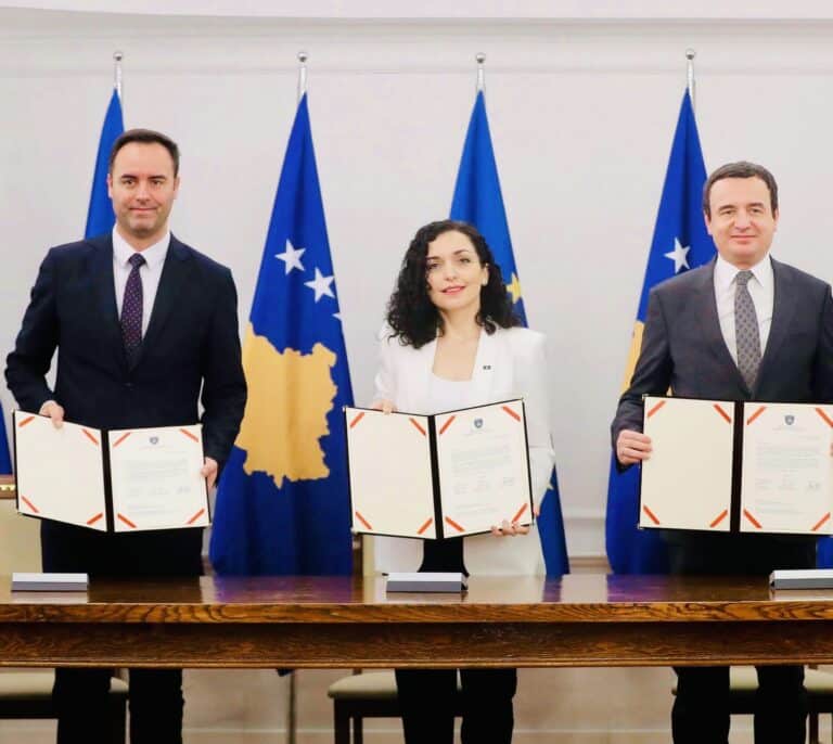 Kosovo solicita su ingreso en la UE en plena escalada de tensión con Serbia