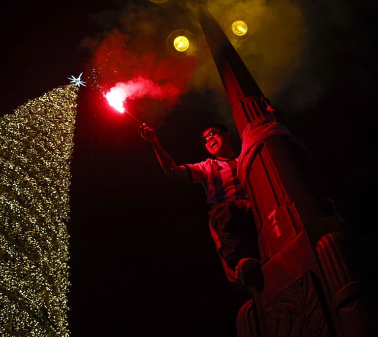 Dos detenidos por escalar el árbol de Navidad de Sol en la celebración de la victoria de Argentina