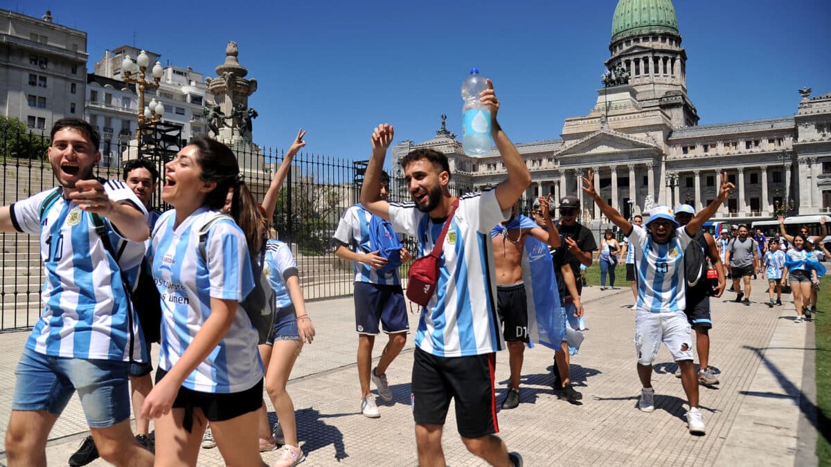Aficionados de la selección argentina siguen celebrando el Mundial, este martes en Buenos Aires.