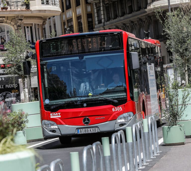 Un conductor de autobús obliga a bajarse a una niña de 3 años por no llevar mascarilla