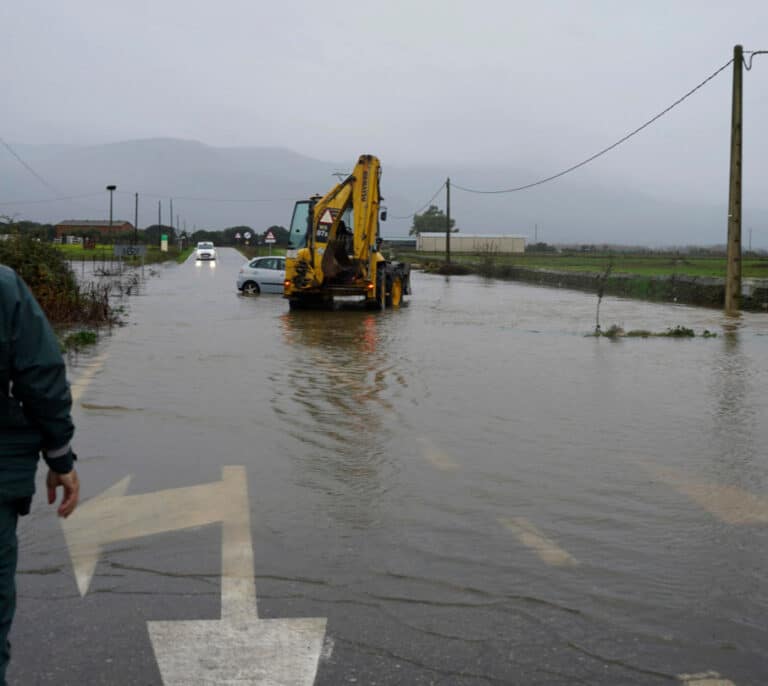 Las inundaciones en las carreteras provocan peligrosos desprendimientos y cortes en Extremadura