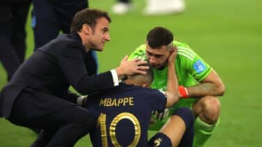 La desolación de Francia: Mbappé llora con su padre y Macron baja al vestuario