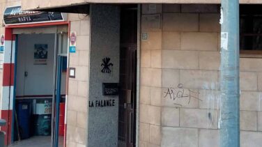 Vandalizan las sedes de Compromís y el PSOE en Alicante con pintadas de "Falange"