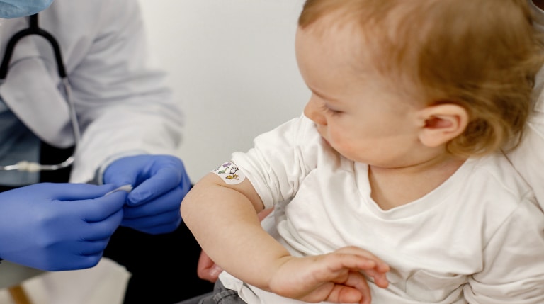 Madrid vacunará desde enero a los bebés frente a la meningitis B y a los niños de 12 años contra el Virus del Papiloma Humano