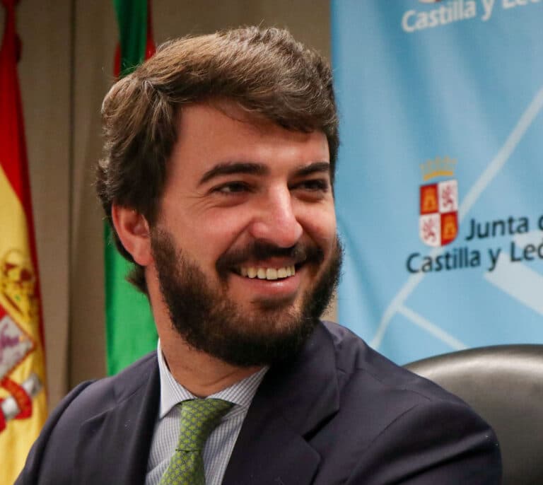 Vox y Sánchez, de la mano y de la barba