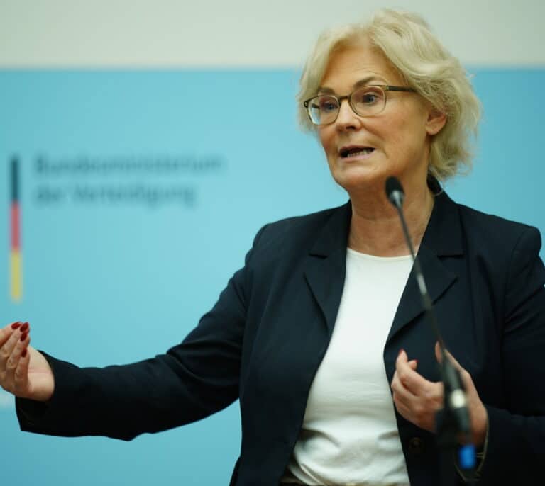 Dimite la ministra alemana de Defensa, muy debilitada, en plena guerra en Ucrania
