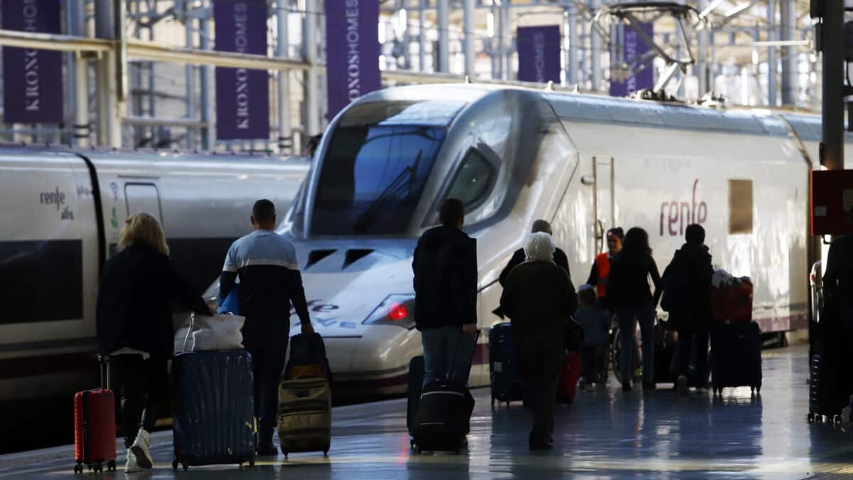 Varios viajeros cogen el Ave en la Estación María Zambrano de la capital, en el primer día de la Operación salida Navidad 2022.