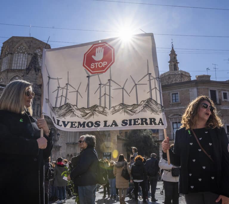 La rebelión de los ciudadanos contra las renovables: "Es un fraude"