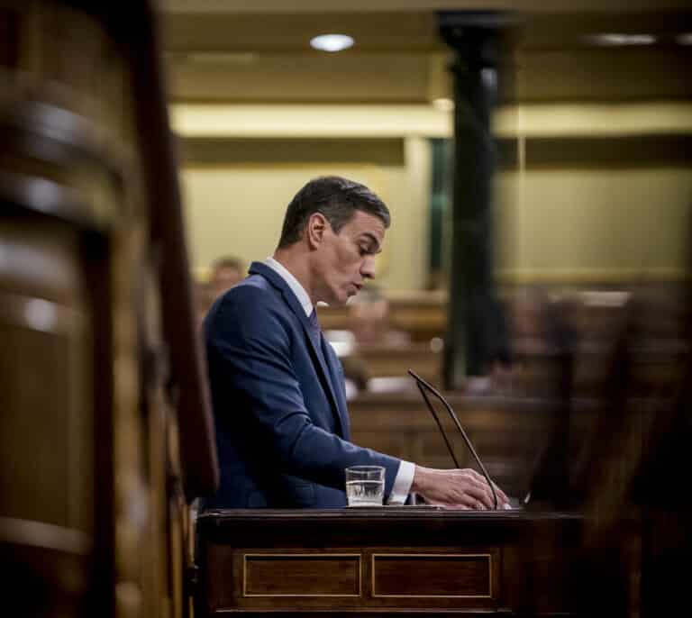 Sánchez regresa al Congreso sin anuncios y oponiendo su modelo a la receta "neoliberal" del PP