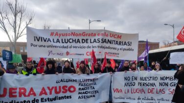 La Complutense recibe a Ayuso con decenas de estudiantes de izquierdas al grito de "fascista" y "asesina"