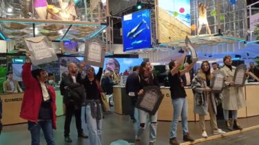 Activistas irrumpen en Fitur contra el turismo en Canarias