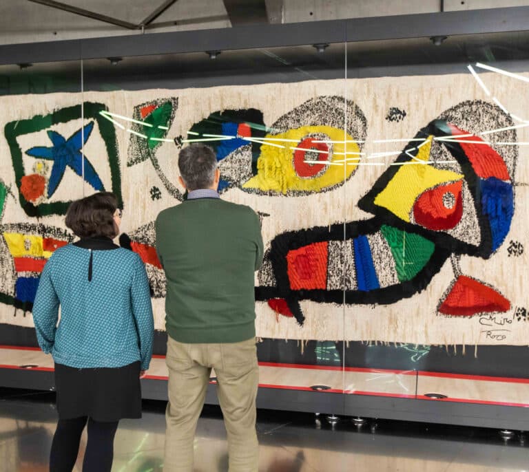 El tapiz que Joan Miró creó para el CaixaForum llega a su sede en Madrid