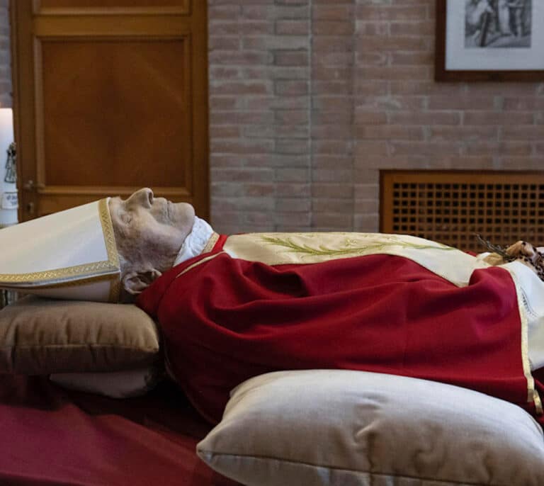 Así será el funeral de Benedicto XVI: sin jefes de Estado, sin palio y oficiado por un Papa