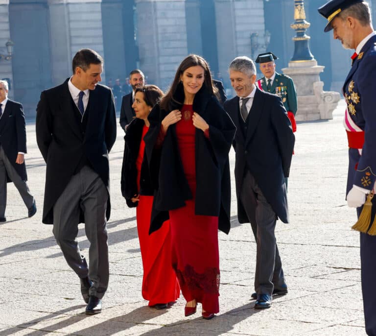 El look de Letizia en la Pascua Militar: vestido largo de 2013 y capa de Carolina Herrera