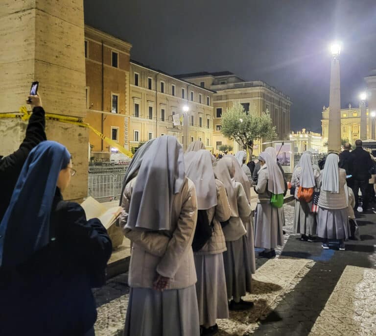 Así es la larga cola para despedir a Benedicto XVI en la basílica de San Pedro en el Vaticano