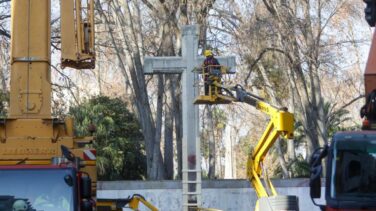 Tensión, rezos, insultos y gritos de "terroristas" se producen en la retirada final de la Cruz del Parque Ribalta