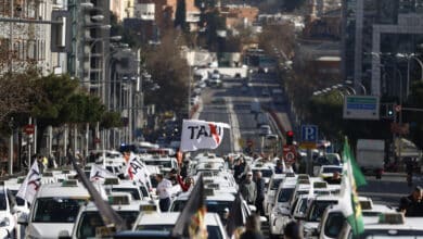 Cientos de taxistas de Madrid protestan contra las nuevas normas de Ayuso para el sector