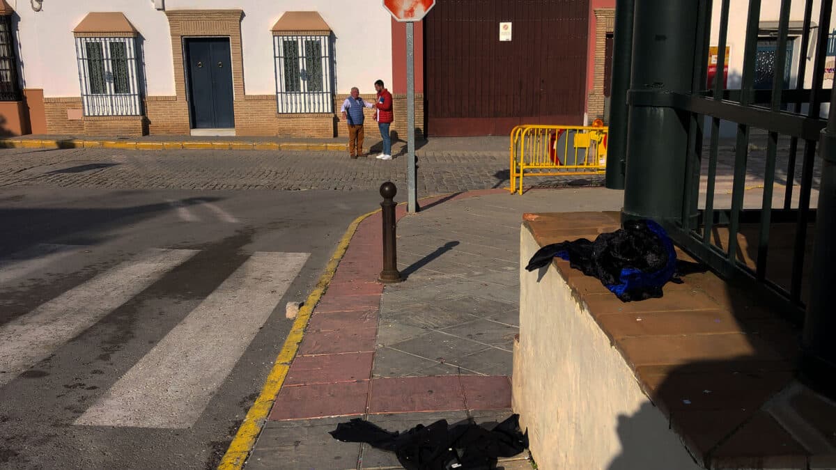 Vista, este viernes, 6 de enero, del lugar en el que tuvo lugar ayer, 5 de enero, el accidente durante la cabalgata de Reyes en el que falleció una mujer de 72 años, en Marchena (Sevilla).