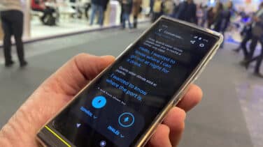 Vuelta al mundo por Fitur con un traductor de inteligencia artificial