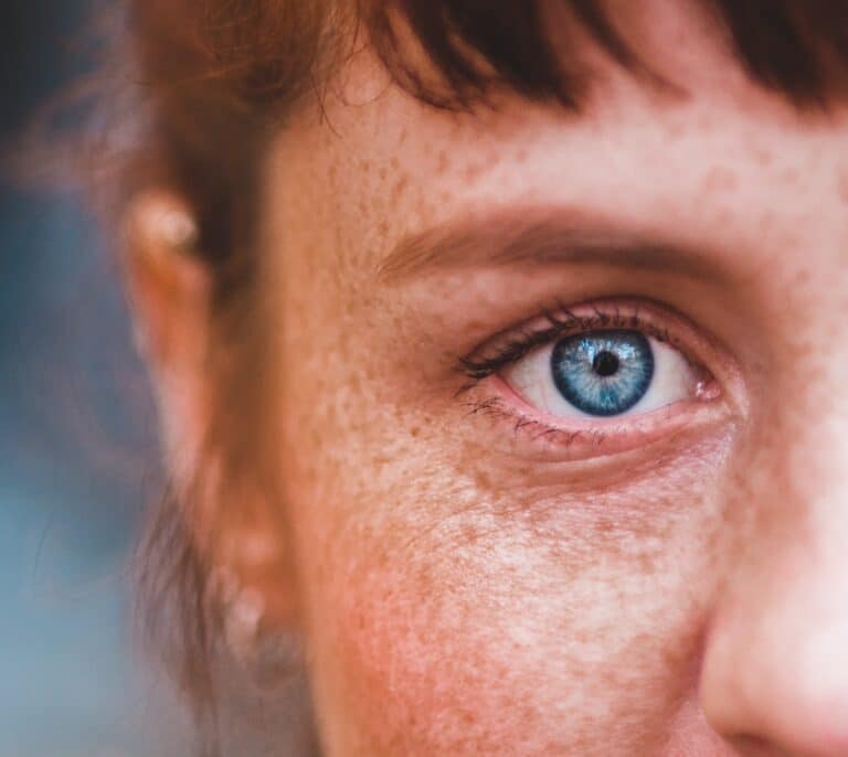 El estudio científico que explica por qué los humanos tenemos los ojos blancos