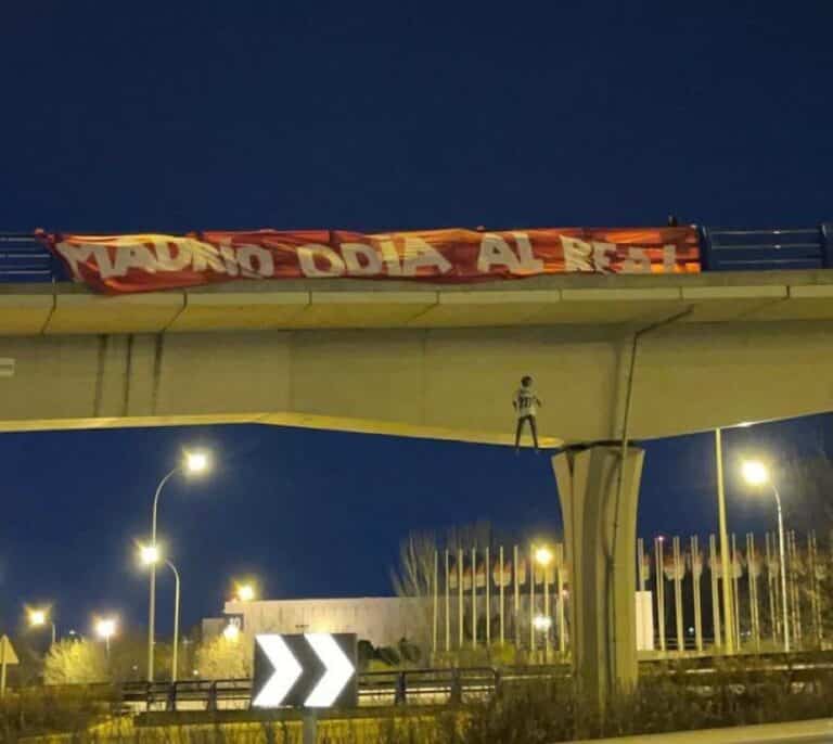 Cuelgan de un puente un muñeco ahorcado de Vinicius junto a la pancarta 'Madrid odia al Real'