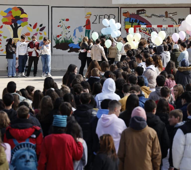 El pueblo de la niña fallecida por peritonitis llora su pérdida: "La han dejado morir"