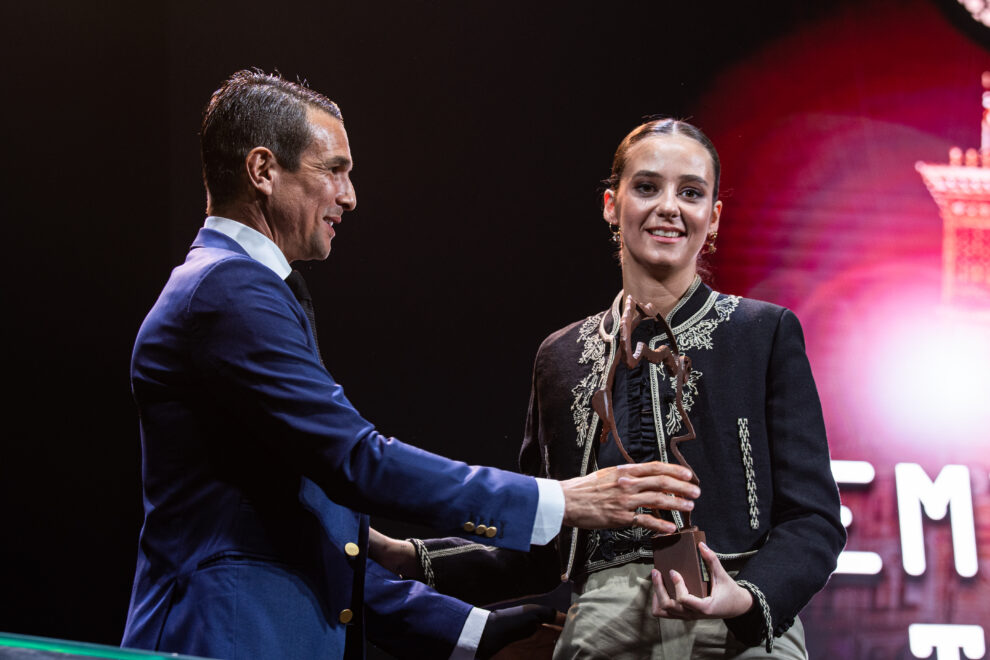 Victoria Federica recibe, de manos de Manzanares, el premio Juventud y Tauromaquia.