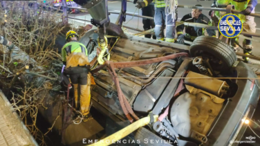 Rescatan un coche a punto de precipitarse al vacío con cuatro jóvenes en su interior