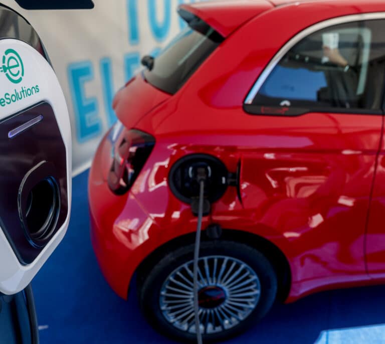 Las ventas de coches diésel caen a mínimos pero aún duplican a las de los eléctricos